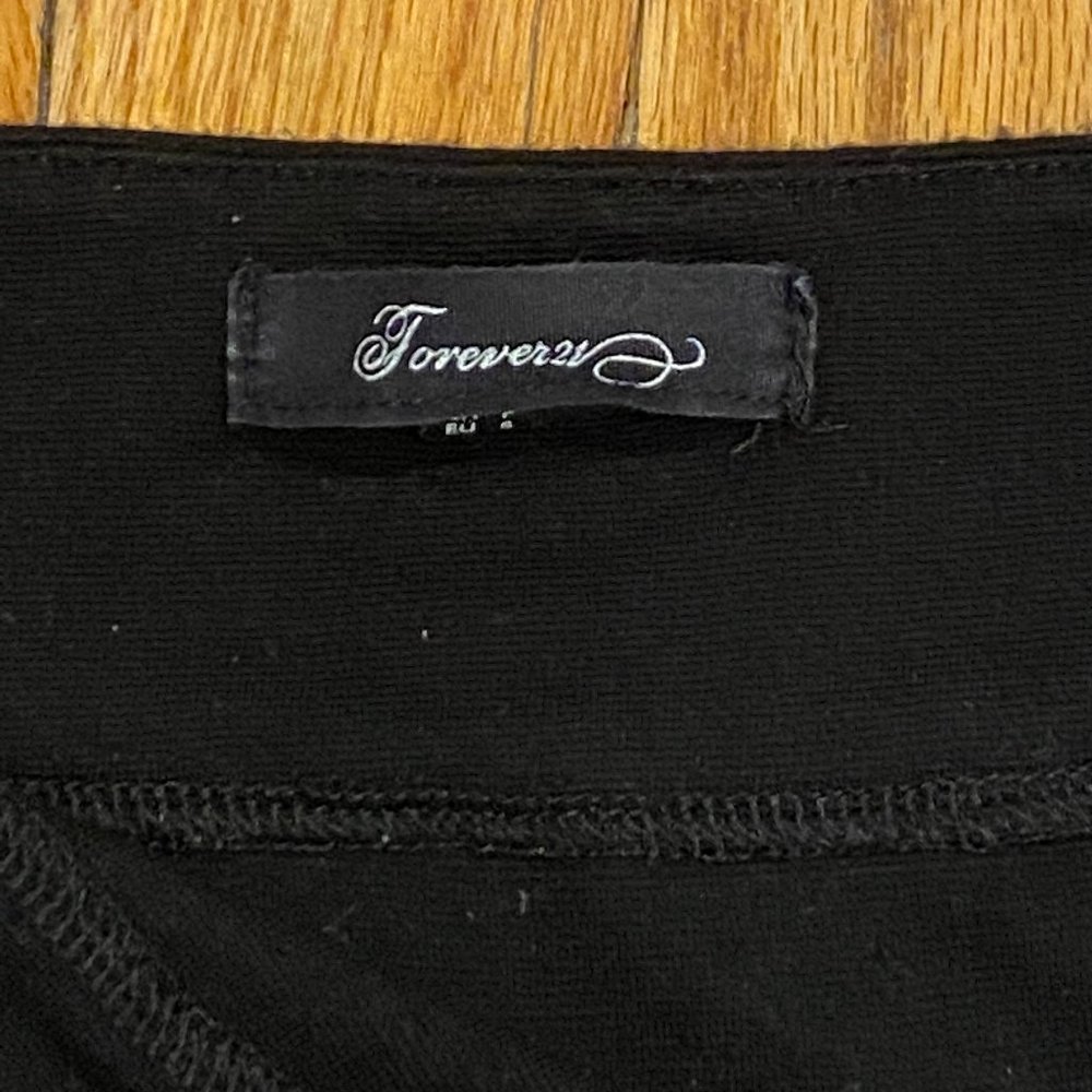 Forever 21 Women's Black Mini Skirt Side Zipper Size Small - Picture 3 of 3